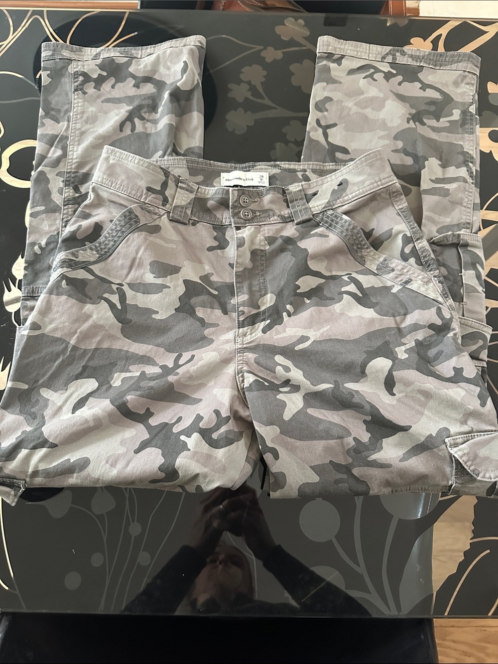 Woman’s size 8 Abercrombie Camo Cargo Pants - Picture 3 of 4